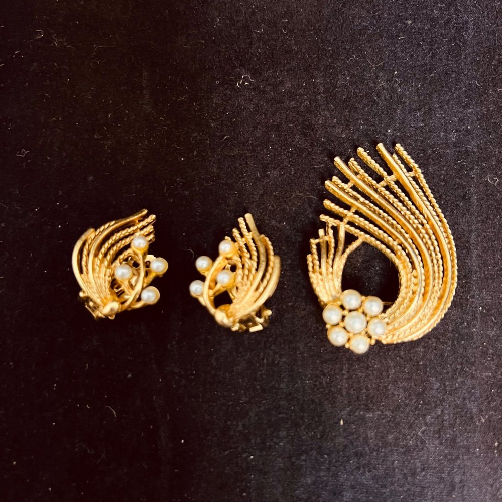 Vintage Gold Tone And Faux Pearl Clip On Earrings & Brooch Set (3816)